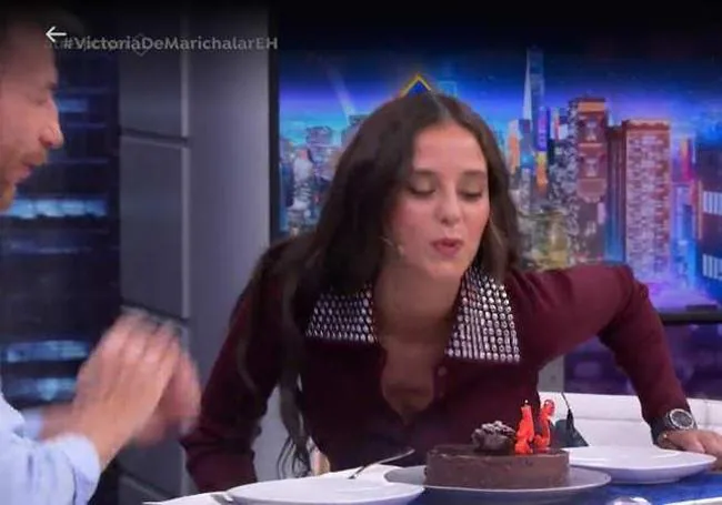 Victoria Federica sopla las velas de la tarta que le regaló el presentador Pablo Motos durante la entrevista.