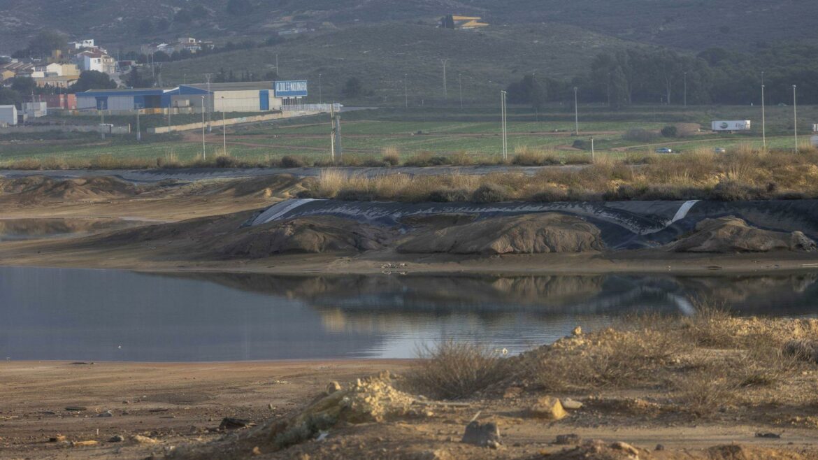 Los propietarios de Zinsa tienen 15 días para vaciar y eliminar los líquidos de una de las estructuras