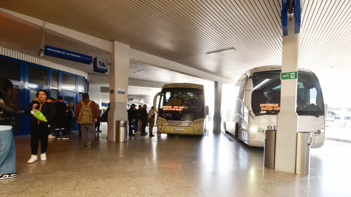 La Comunidad establece servicios mínimos del 60% en horas punta para la huelga de transporte de viajeros de este lunes