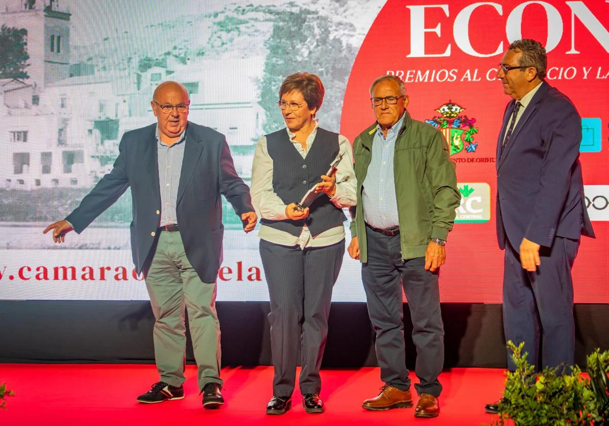 Imagen principal - Los premiados suben al escenario a recibir los galardones.