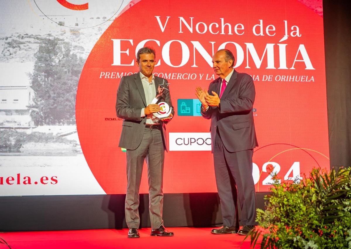 Imagen secundaria 1 - Los premiados suben al escenario a recibir los galardones.