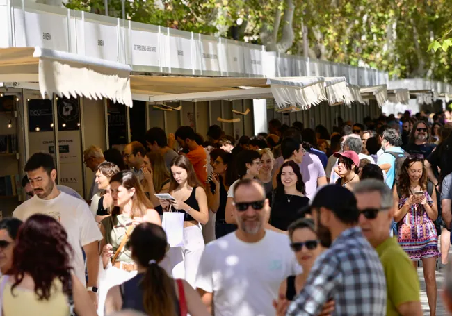 Mucha animación en el Paseo Alfonso X El Sabio durante la Feria del Libro de Murcia.