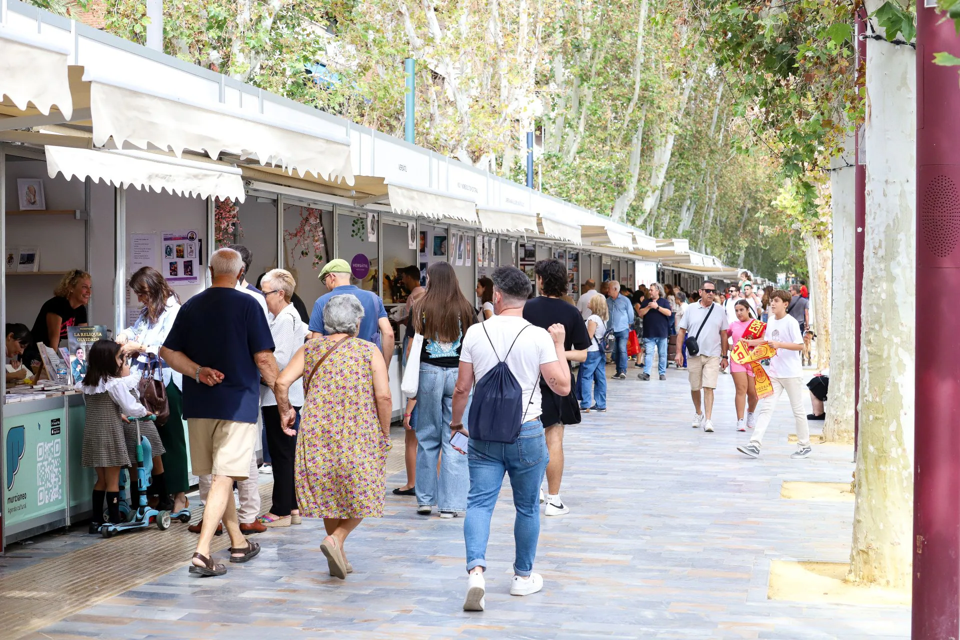 La última jornada de la Feria del Libro de Murcia, en imágenes