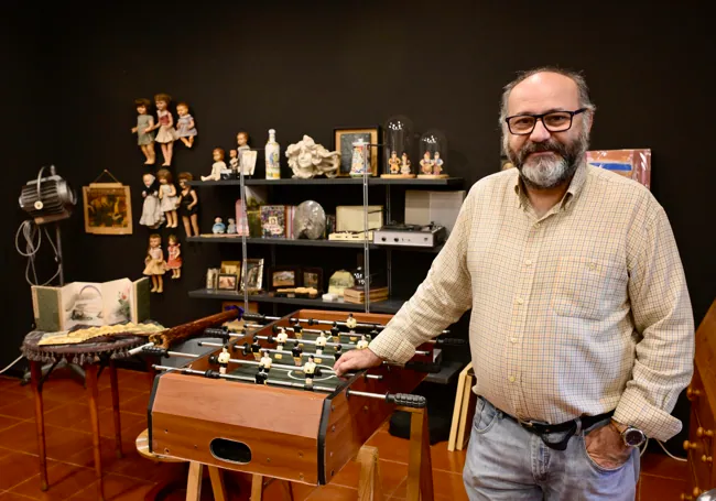 José Carlos Nievas (Bujalance, Córdoba, 1966) es artista plástico y visual, fotógrafo teatral y especializado en dar soporte técnico a artistas visuales.