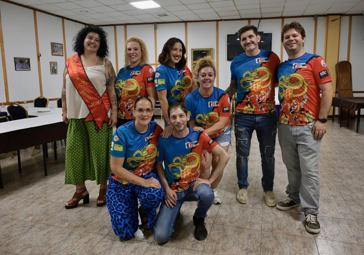 Imagen principal - Ensayo de los aspirantes a musa y muso del Carnaval, el pasado miércoles en Cabezo de Torres. 