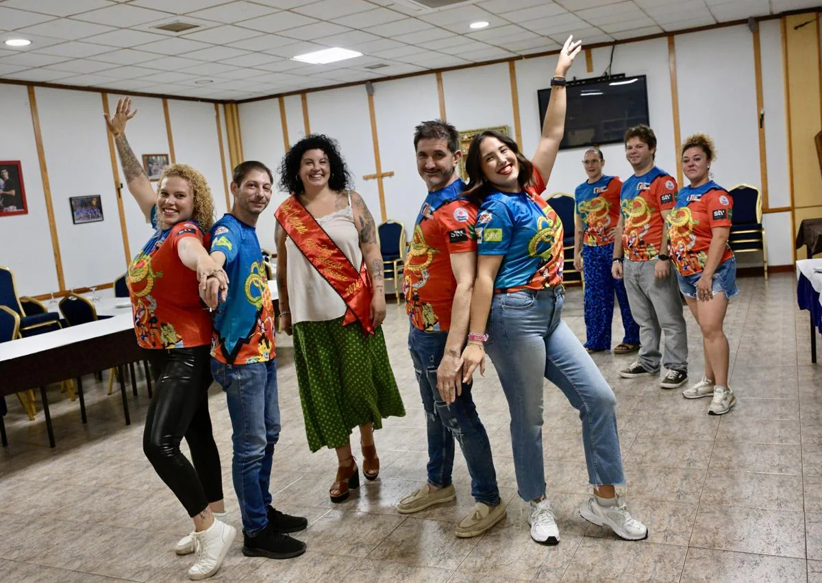 Imagen secundaria 1 - Ensayo de los aspirantes a musa y muso del Carnaval, el pasado miércoles en Cabezo de Torres. 