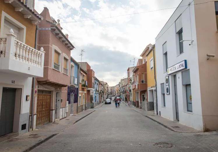 El prófugo ha iniciado su huida saltando por los tejados de las casas de la calle de Arriba.