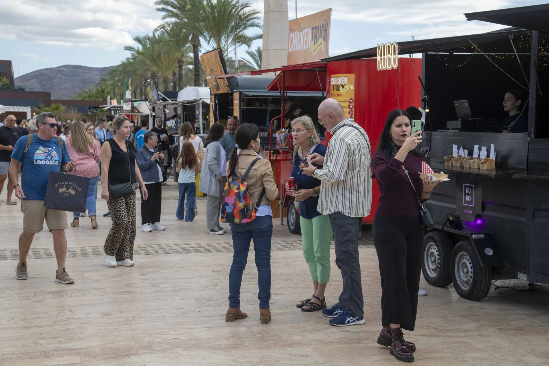 Lleno en Cartagena con la feria de comida del Muelle