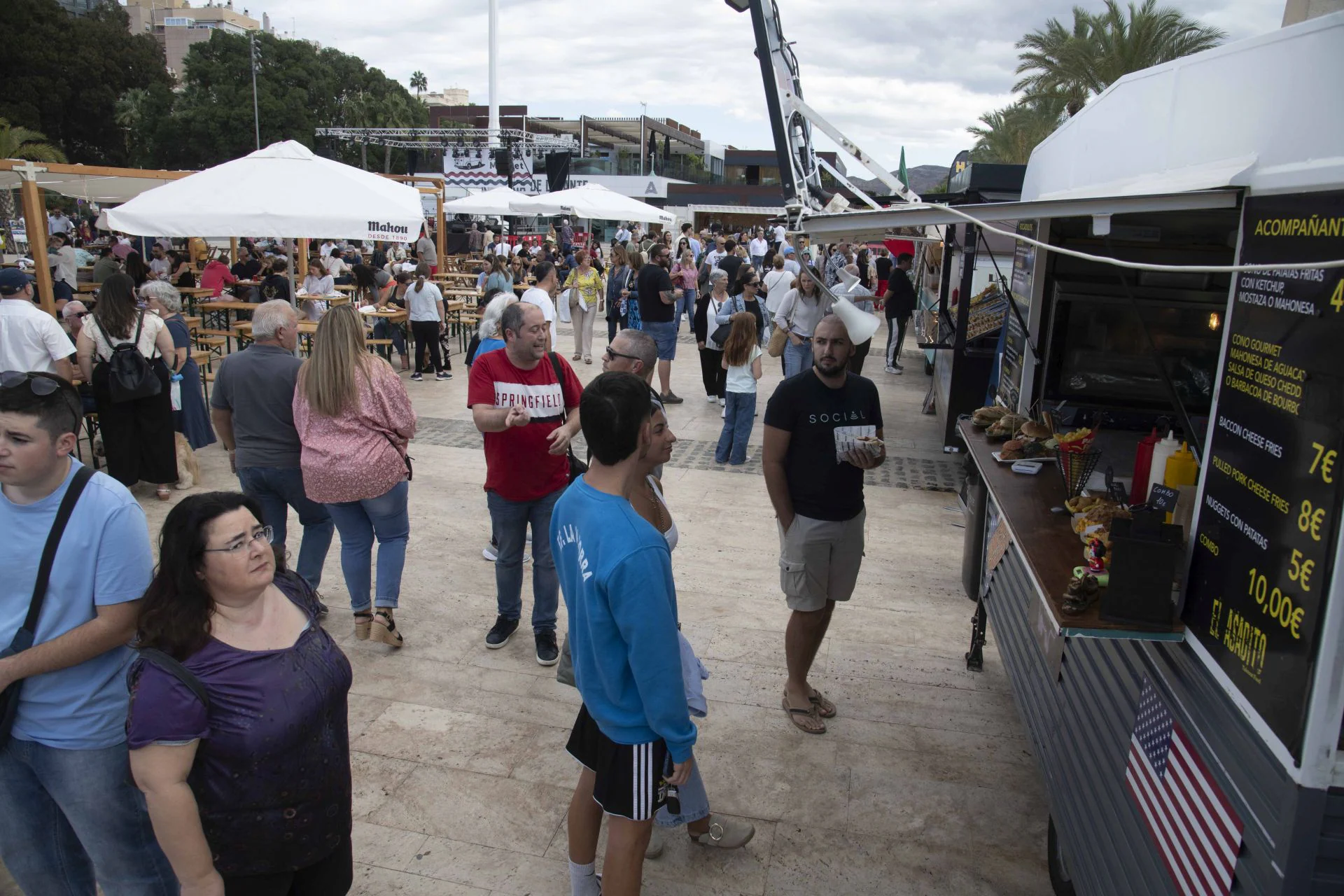 Lleno en Cartagena con la feria de comida del Muelle