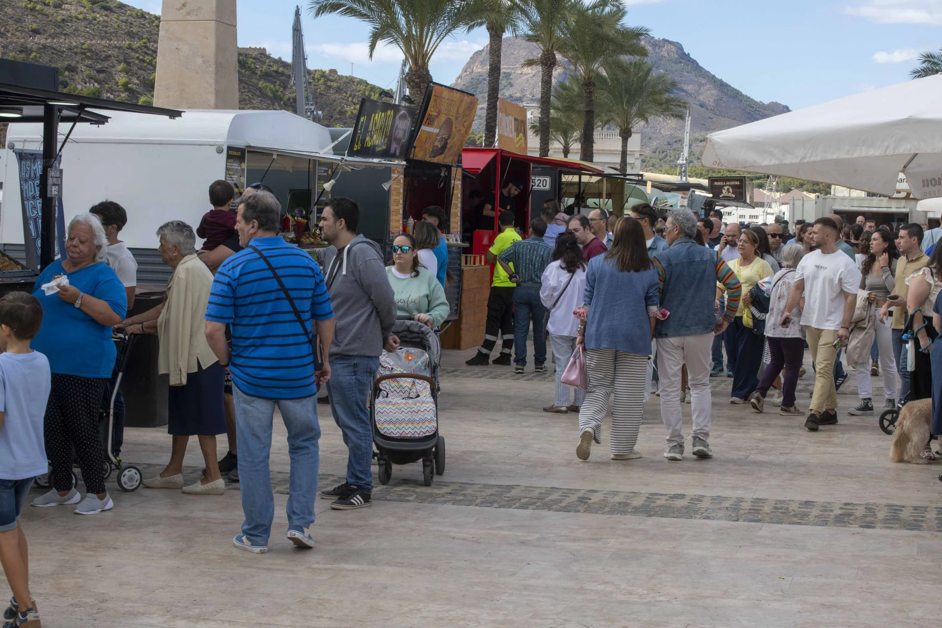 Lleno en Cartagena con la feria de comida del Muelle