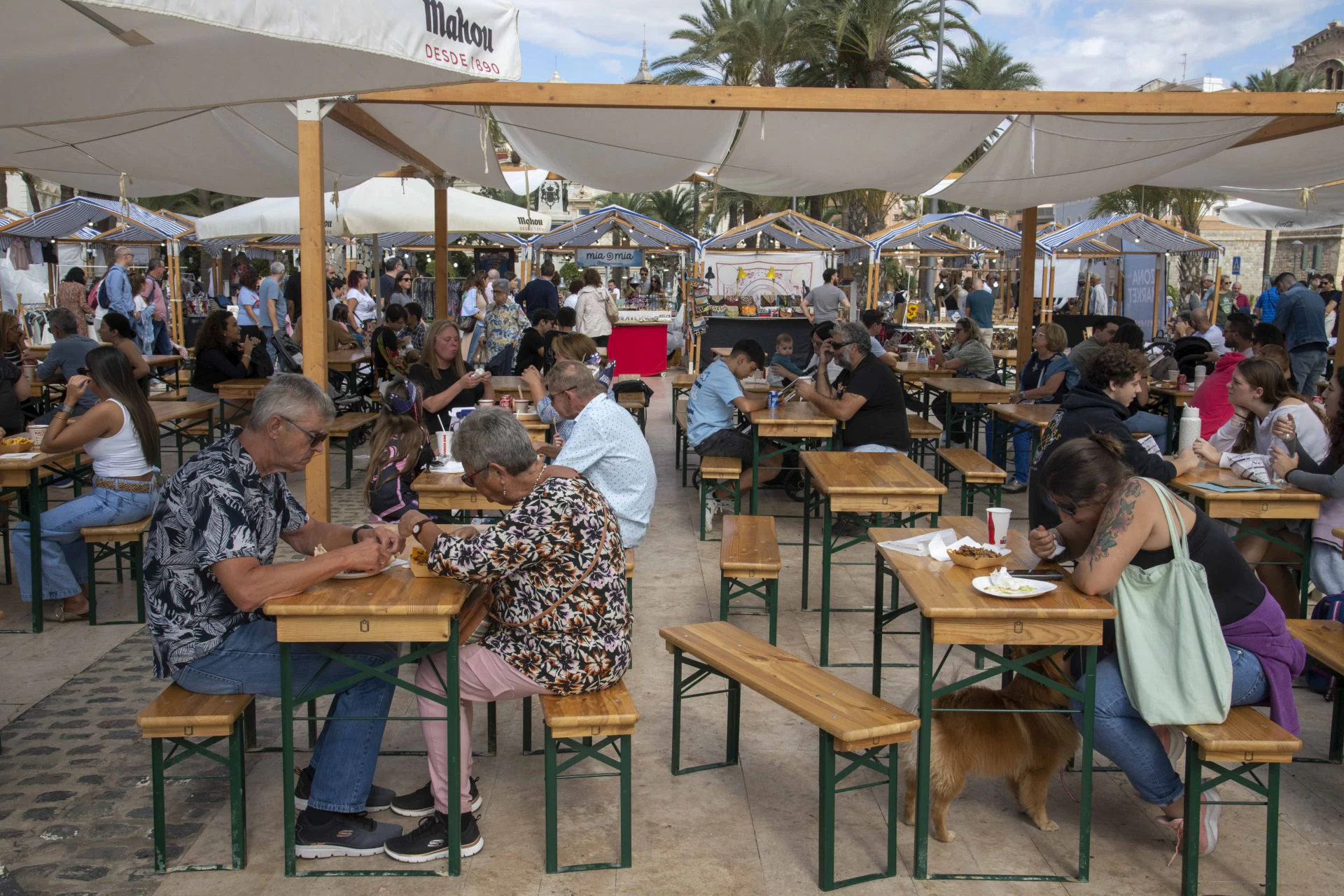 Lleno en Cartagena con la feria de comida del Muelle