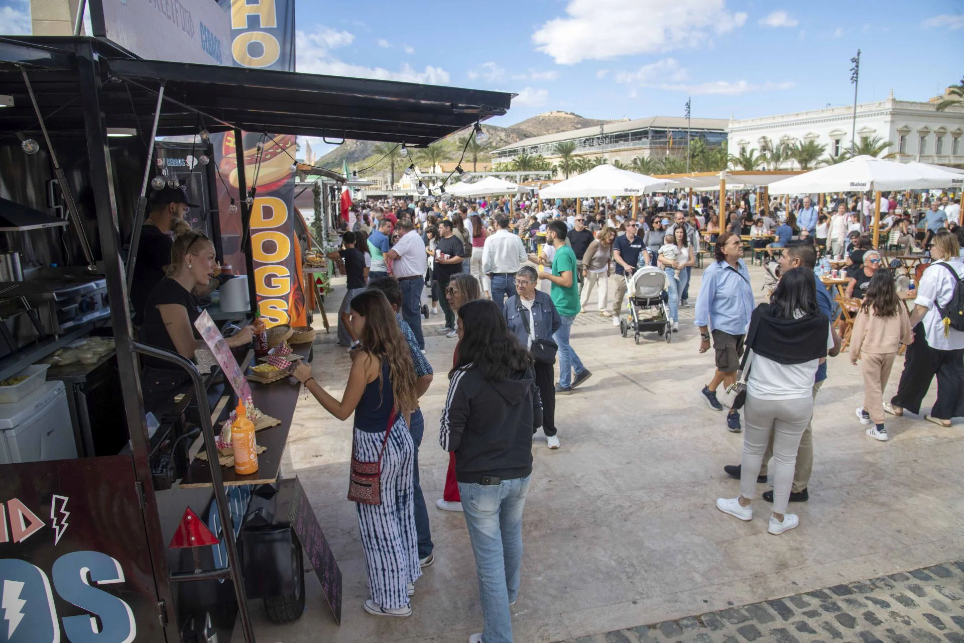 Lleno en Cartagena con la feria de comida del Muelle