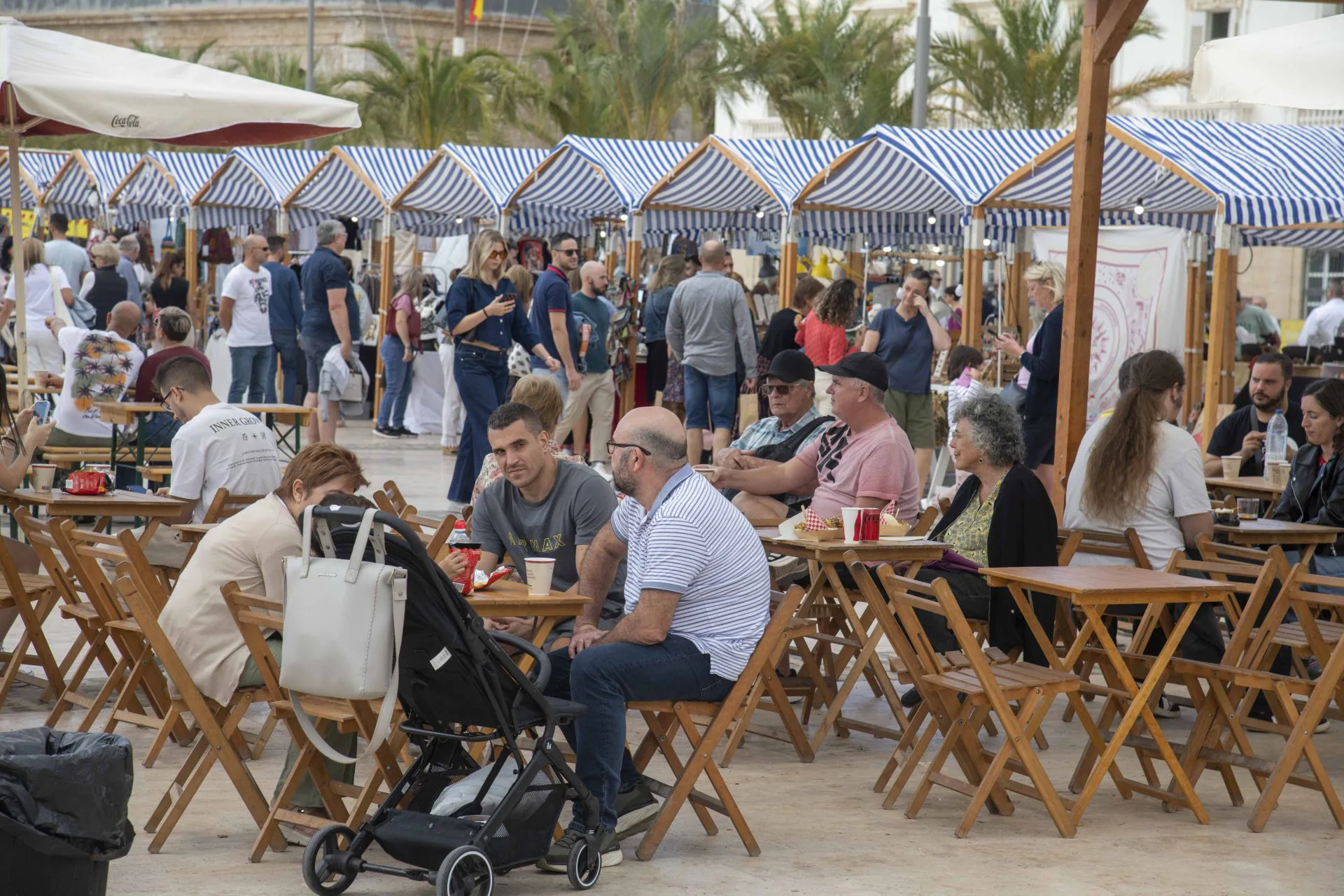 Lleno en Cartagena con la feria de comida del Muelle