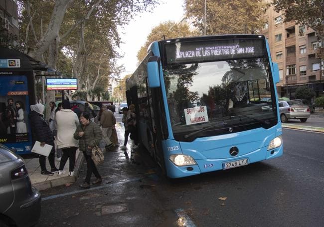 Los sindicatos califican de «mayoritario» el seguimiento de la huelga de transporte en la Región