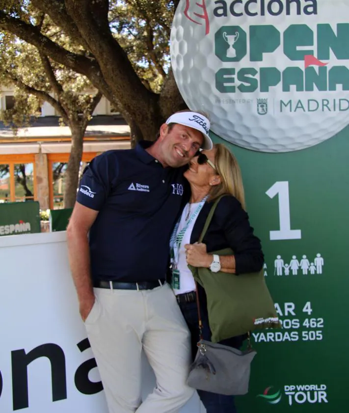 Imagen secundaria 2 - Celebración. Sánchez, feliz junto al entrenador nacional Luna, viendo ganar a Hidalgo la semana pasada. El poder de las madres. Su madre Mari Cruz, uno de los apoyos más importantes de Sánchez. 