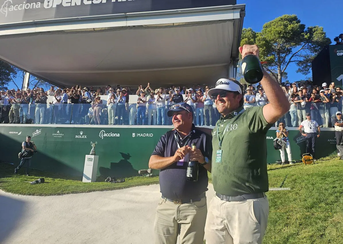 Imagen secundaria 1 - Celebración. Sánchez, feliz junto al entrenador nacional Luna, viendo ganar a Hidalgo la semana pasada. El poder de las madres. Su madre Mari Cruz, uno de los apoyos más importantes de Sánchez. 