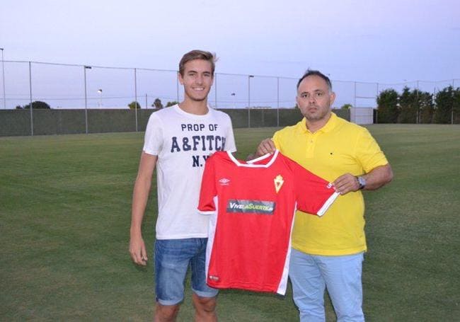 Temporada 2017-18. El danés Gonzalo Jorgensen, junto al director deportivo Deseado Flores, el día de su presentación como jugador del Imperial.