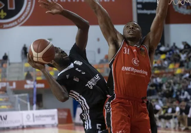 Ugochukwu frena a Kody en la eliminatoria por el ascenso de la temporada 2021/22, cuando jugaba en el Basket Navarra.