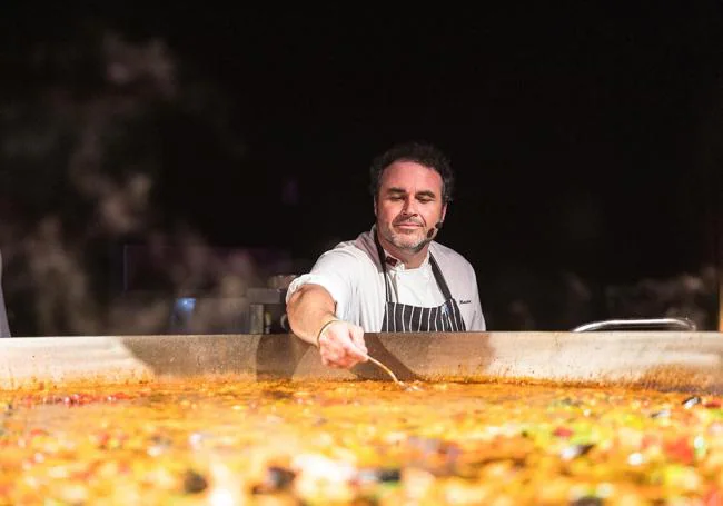 Miguel Maestre prueba una de las paellas gigantes que elabora para miles de personas.