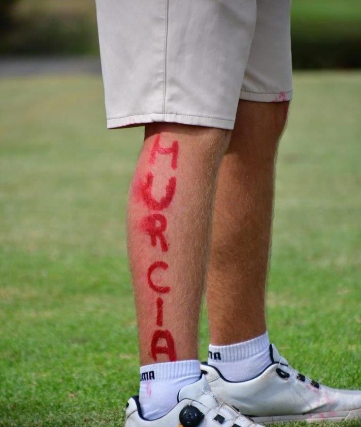 Imagen secundaria 2 - A pie de campo tras recibir sus medallas. Caras pintadas, pero también otras partes del cuerpo.