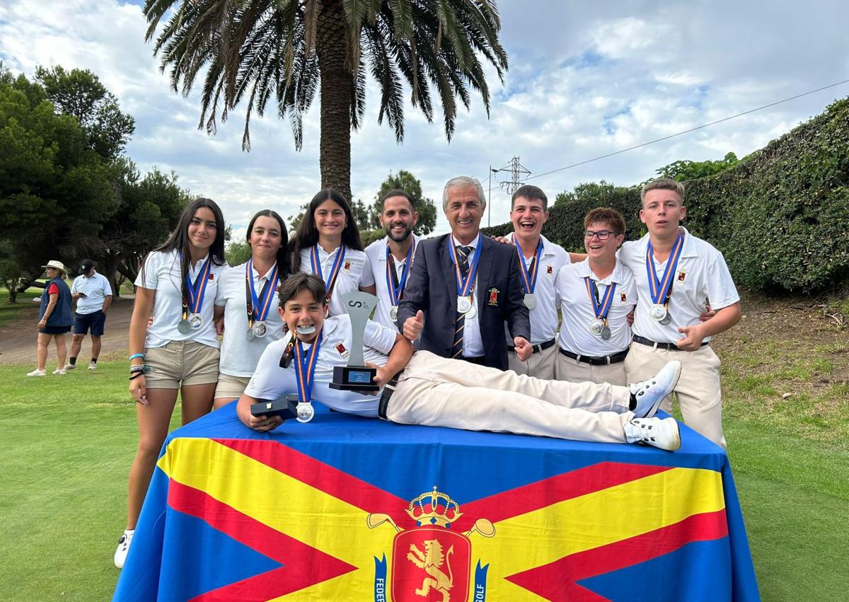 Imagen secundaria 1 - A pie de campo tras recibir sus medallas. Caras pintadas, pero también otras partes del cuerpo.