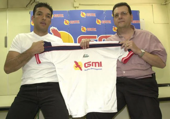 El fichaje de una estrella. El presidente Antonio Mínguez presenta a Edesio, MVP del torneo Estrella Polar en Rusia, el 22 de junio de 2001.