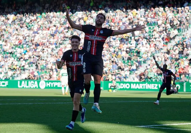 Un rayo de luz. Luis Muñoz sella la remontada del Efesé en Elche en 2023 (1-2).