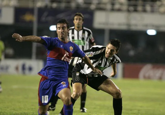 Remontada copera. Héctor Yuste sujeta a Jandro Castro, actual entrenador del Efesé, en el 3-2 de 2009.