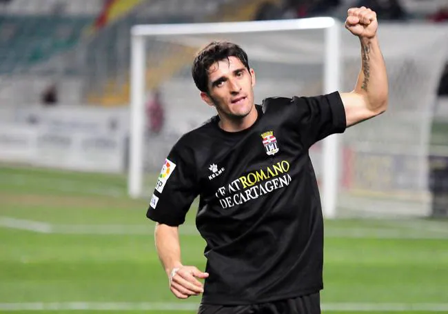 Doblete del mago. Víctor Fernández celebra uno de sus dos goles en el triunfo al Elche en 2011 (1-2).