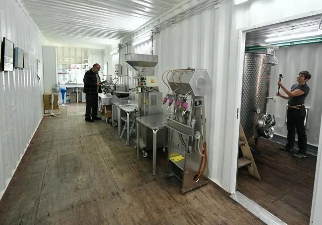 José Andrés Prieto y Ángela Pina en el interior de la bodega, con una superfcie de 270 metros cuadrados.