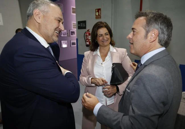 Jesús García y María Dolores Pagán, directores territoriales deCajamar en Valencia y Murcia, junto a Antonio Pitera (LA VERDAD).