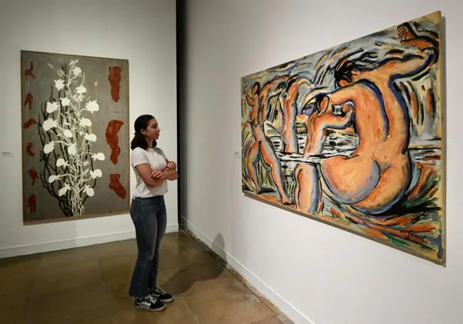 Una joven contempla la muestra, que continúa en la Sala Glorieta Uno.