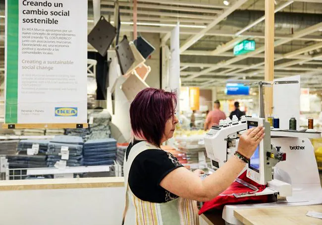 En su apuesta por la economía social, IKEA Murcia ha habilitado un espacio donde El Costurerico ofrece arreglos y personalización de cortinas, cojines y otras prendas.