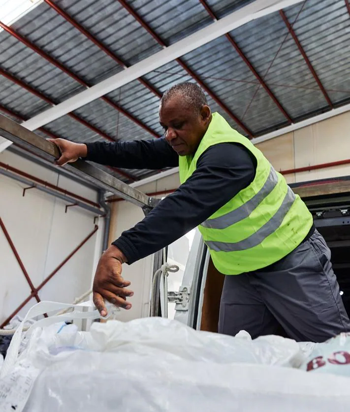 Imagen secundaria 2 - 1. Rusel Nguefang, trabajador de la empresa de inserción, en la ruta de recolección por la red de contenedores de reciclaje que Proyecto Abraham tiene por toda la Región de Murcia. 2. Rusel Nguefang, oriundo de Camerún, llegó a España después de un periplo migratorio en el que murieron muchos de sus compañeros. 3. Tuvieron que pasar 10 años hasta que Rusel pudo obtener su permiso de residencia y viajar a Camerún para conocer a su hija. Ahora ella estudia medicina gracias al dinero que su padre le envía desde Murcia.