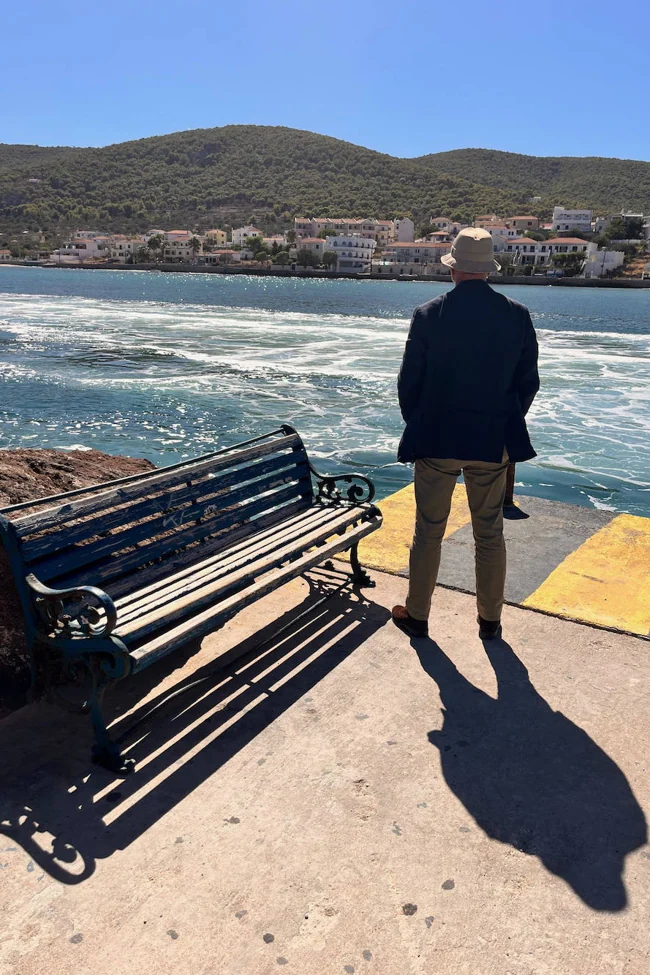 Pérez-Reverte contempla el Egeo en el puerto de Agistri.