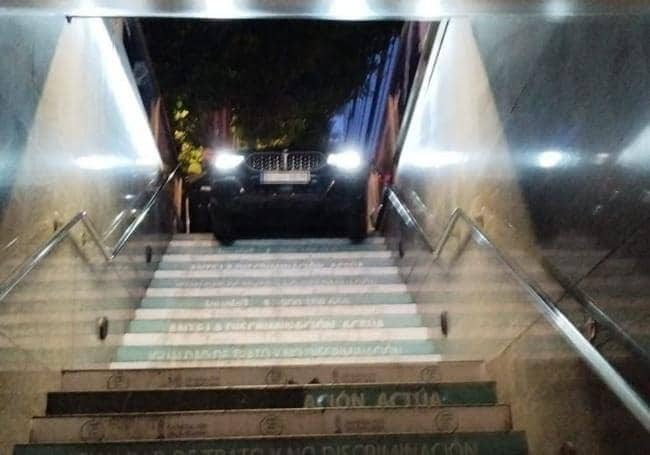 Un conductor ebrio confunde la entrada del metro con un garaje en Valencia