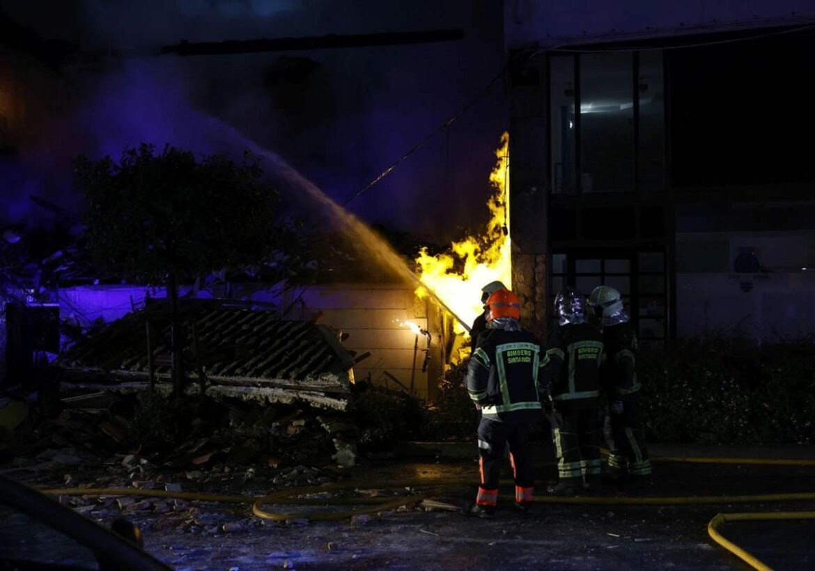 Un muerto y dos desaparecidos en el derrumbe de un edificio en Santander tras una explosión