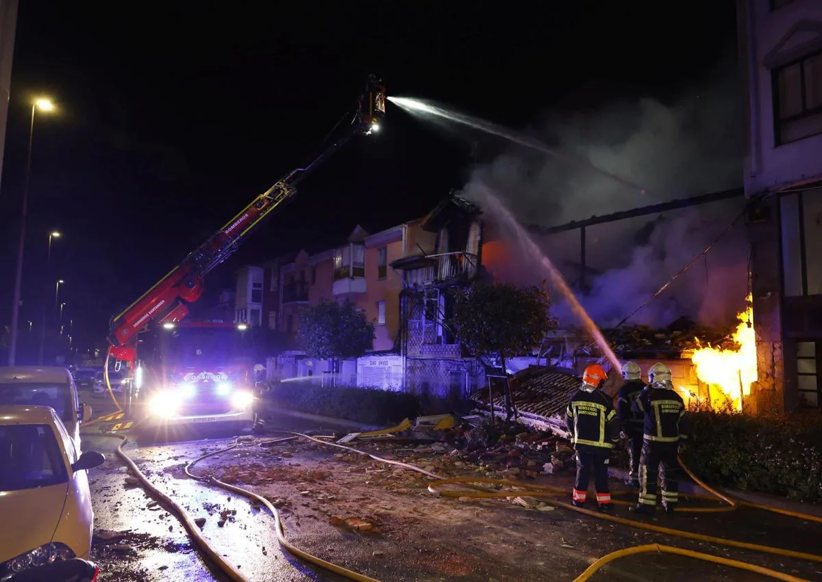 Imagen secundaria 1 - Los bomberos de Santander trabajan en la extinción del incendio.