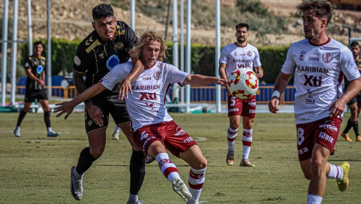 Olmedo salva en el minuto 80 un punto para el Yeclano desde el punto de penalti