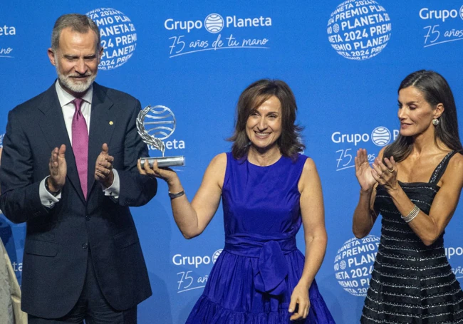 Sánchez- Garnica recibió el premio Planeta de manos de los reyes.