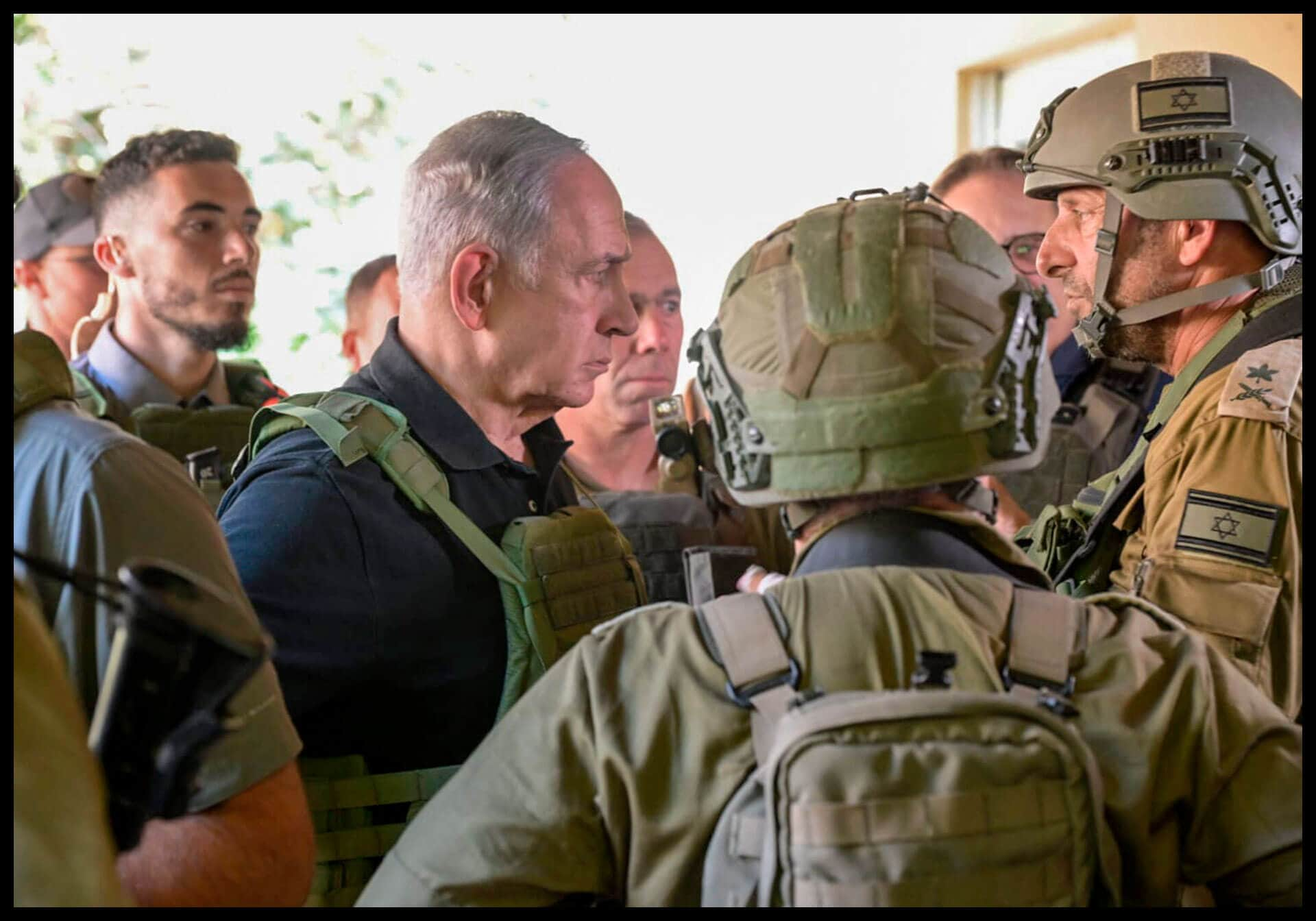 Netanyahu en un visita al Kibbutz Be'eri.