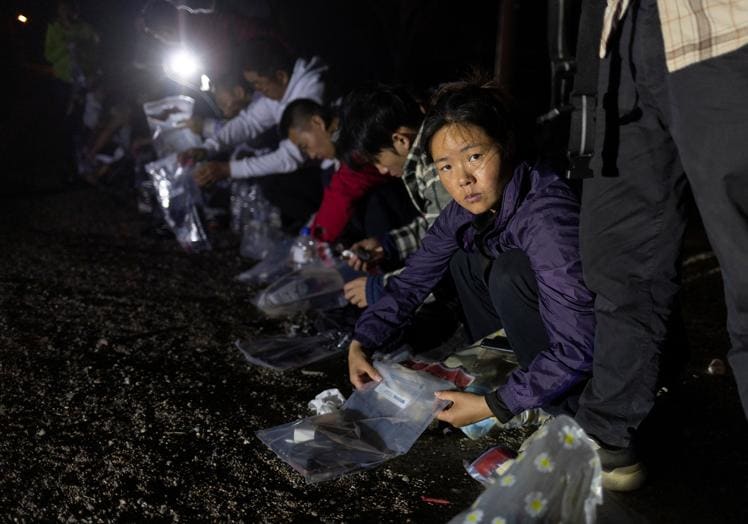 Una joven china con sus pertenencias tras llegar a suelo estadounidense.