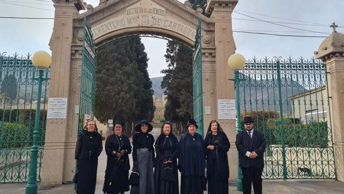 Los niños descubren las riquezas modernistas del cementerio de Los Remedios de Cartagena