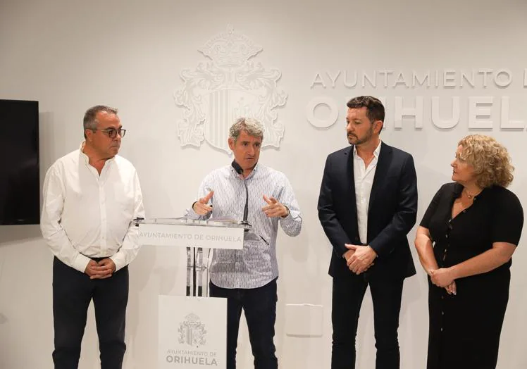 El alcalde, Pepe Vegara, durante su intervención este viernes en compañía del concejal de Deportes, Víctor Sigüenza, la concejal de Contratación, Mónica Pastor, y del asesor del equipo de gobierno Emilio Fernández.