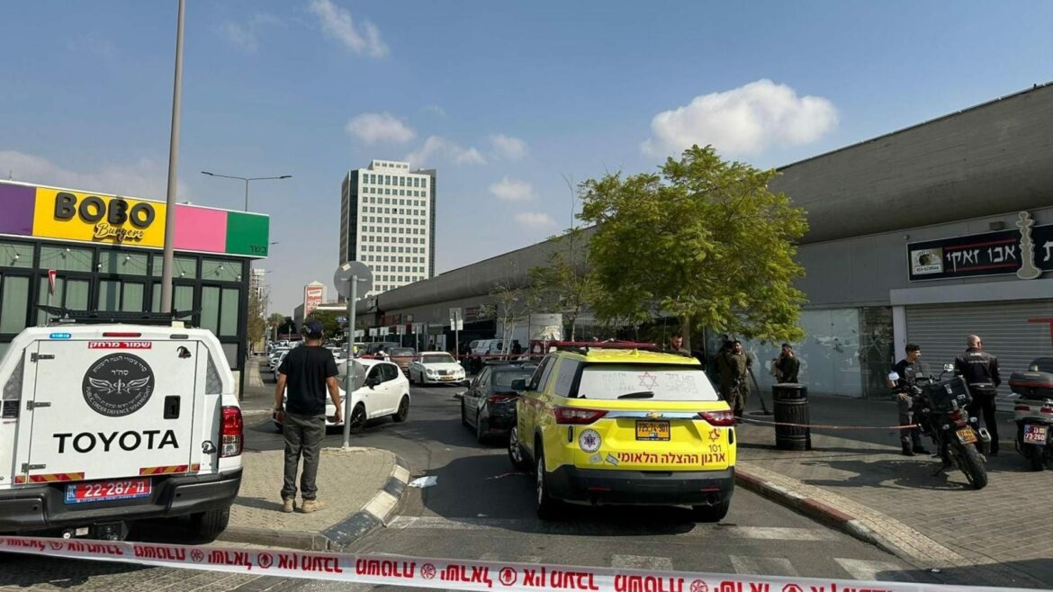 Un terrorista mata a una policía y hiere a diez personas a tiros en una estación de autobús israelí