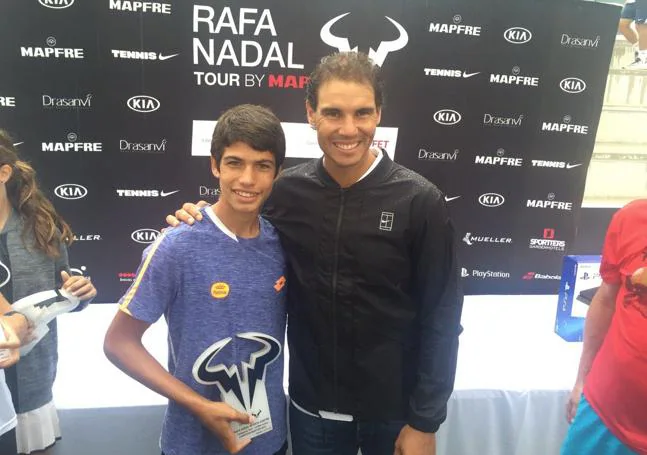 Manacor. Nadal, junto a un infantil Carlos Alcaraz, en la entrega de premios del Rafa Nadal Tour 2016.