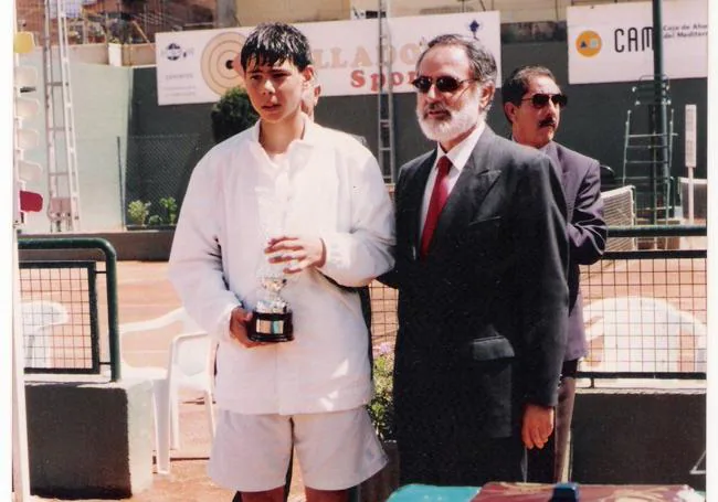 14 años. Nadal, junto a Paco Celdrán, con la copa de campeón del trofeo Asamblea Regional, en 2000.