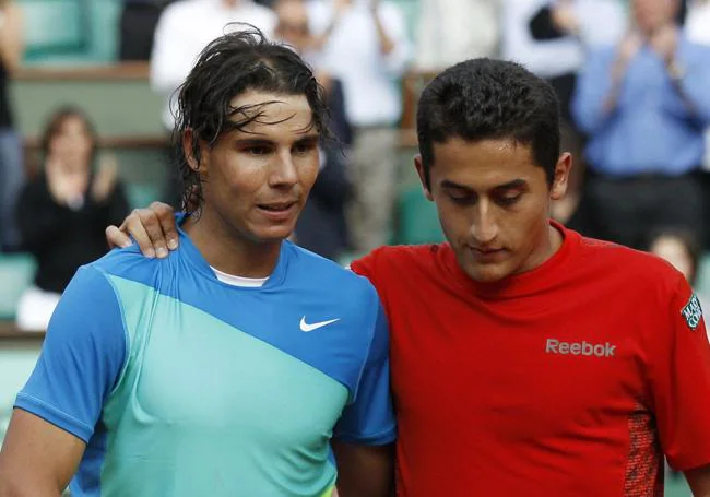 Roland Garros. Nadal y Nicolás Almagro se retiran abrazados a la conclusión del partido que les enfrentó en París en 2010.