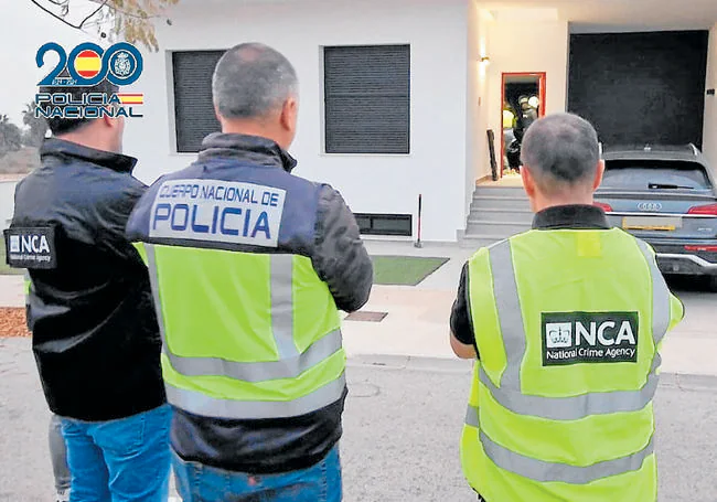 Agentes de la Policía Nacional y la National Crime Agency en Torre Pacheco.