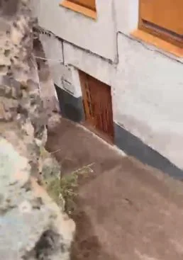 Imagen - La puerta de la casa de Antonia por la que entró el agua con fuerza.